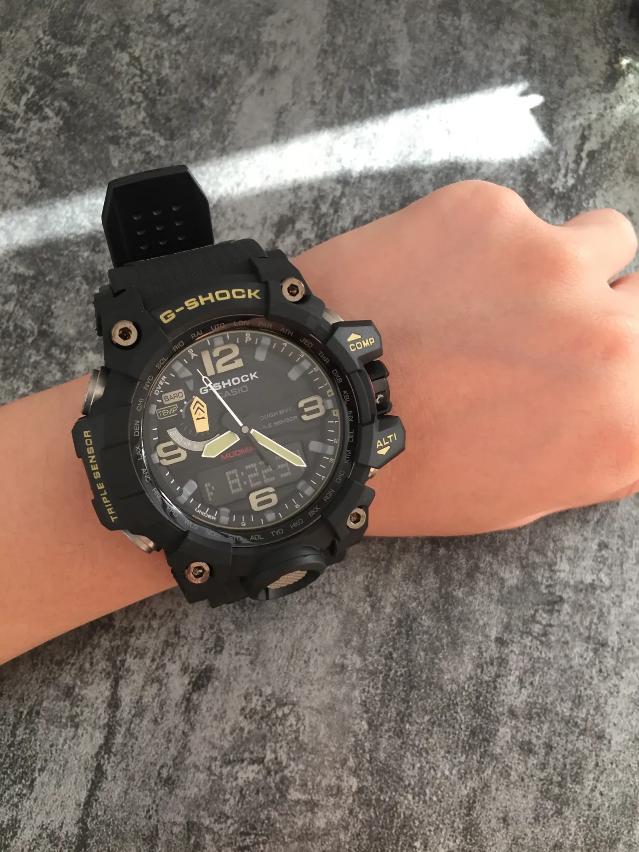 Casio G-Shock Mudmaster Triple Sensor ساعة رياضية سوداء وذهبية 7