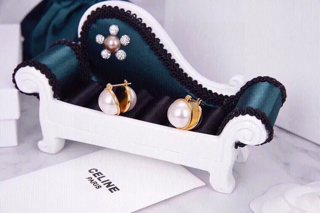 Celine Perle et Doré à Teinte Médaillon à Charnière et Boucles d'Oreilles Cerceau 4