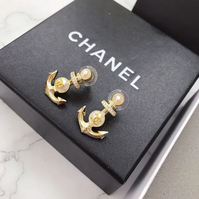 Chanel Brincos com Motivo Âncora Pérola e CC Logo Dourado 3