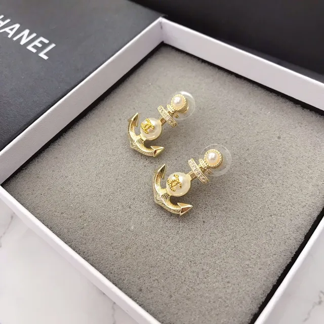 Chanel Brincos com Motivo Âncora Pérola e CC Logo Dourado 4