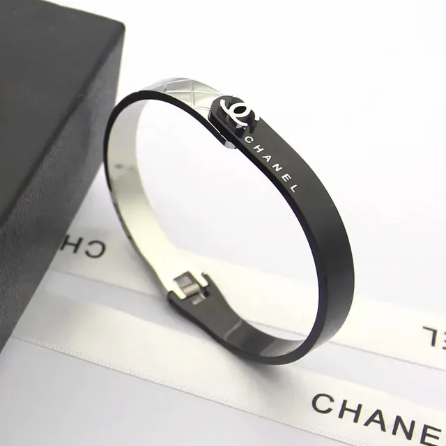Chanel黑金刚性刻字品牌手镯 2