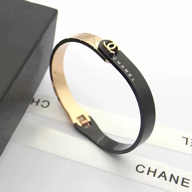 Chanel黑金刚性刻字品牌手镯 3