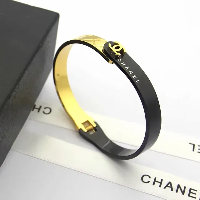 Chanel黑金刚性刻字品牌手镯 4