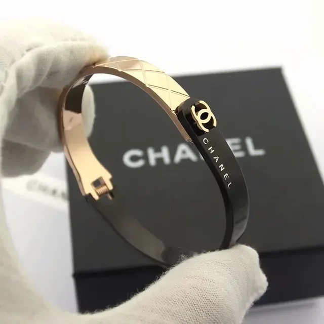 Chanel黑金刚性刻字品牌手镯 5
