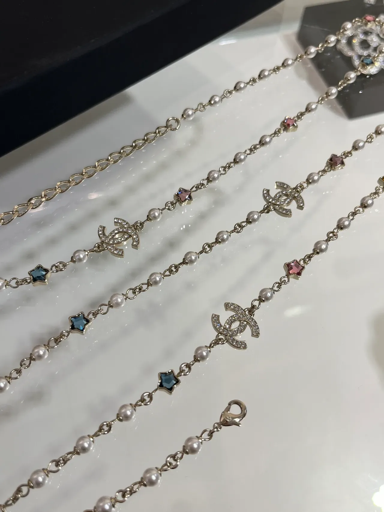 Colar Chanel Beige Gold de pérolas e correntes em camadas com charms de estrelas multicolor 2