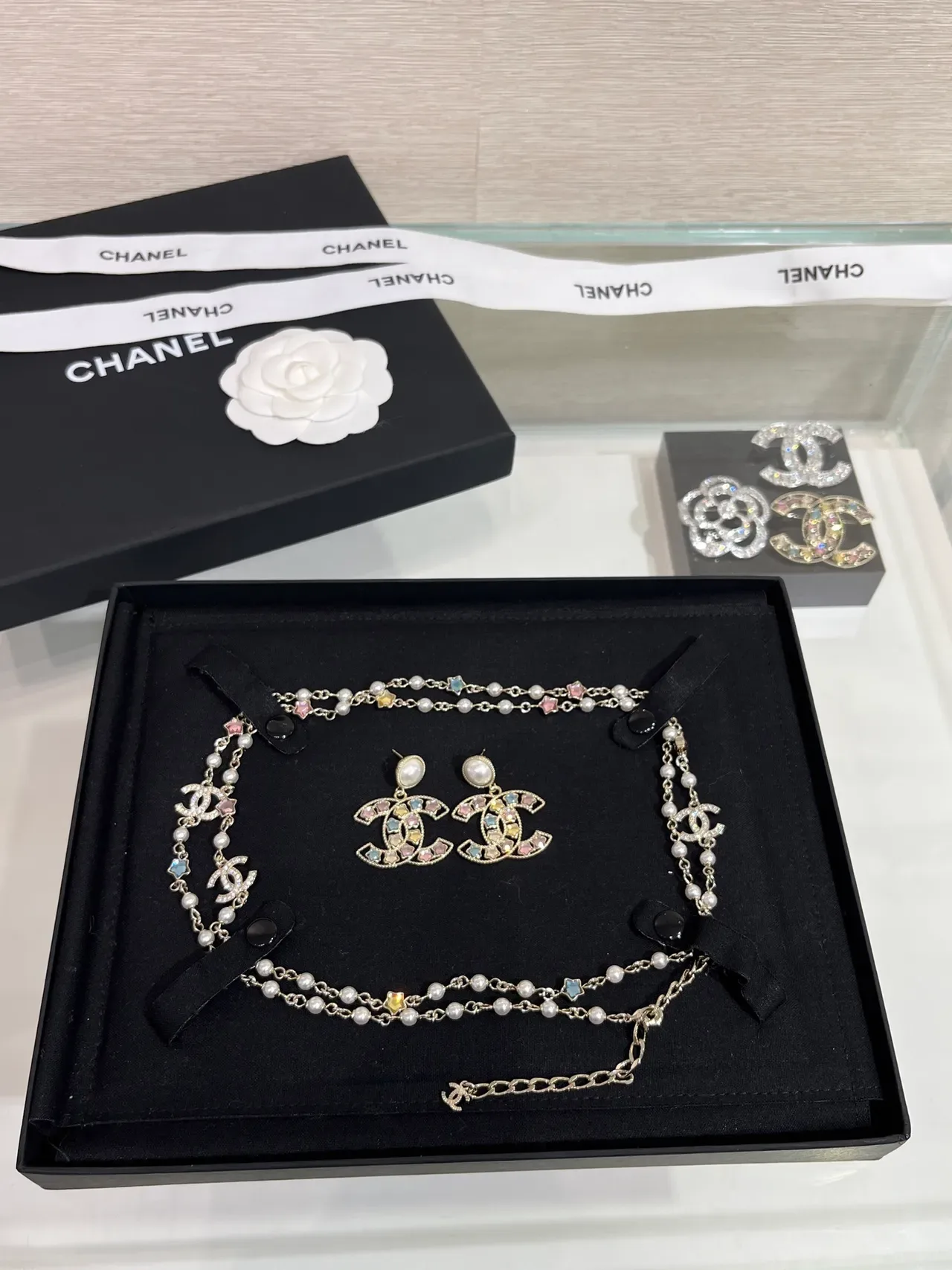 Colar Chanel Beige Gold de pérolas e correntes em camadas com charms de estrelas multicolor 3