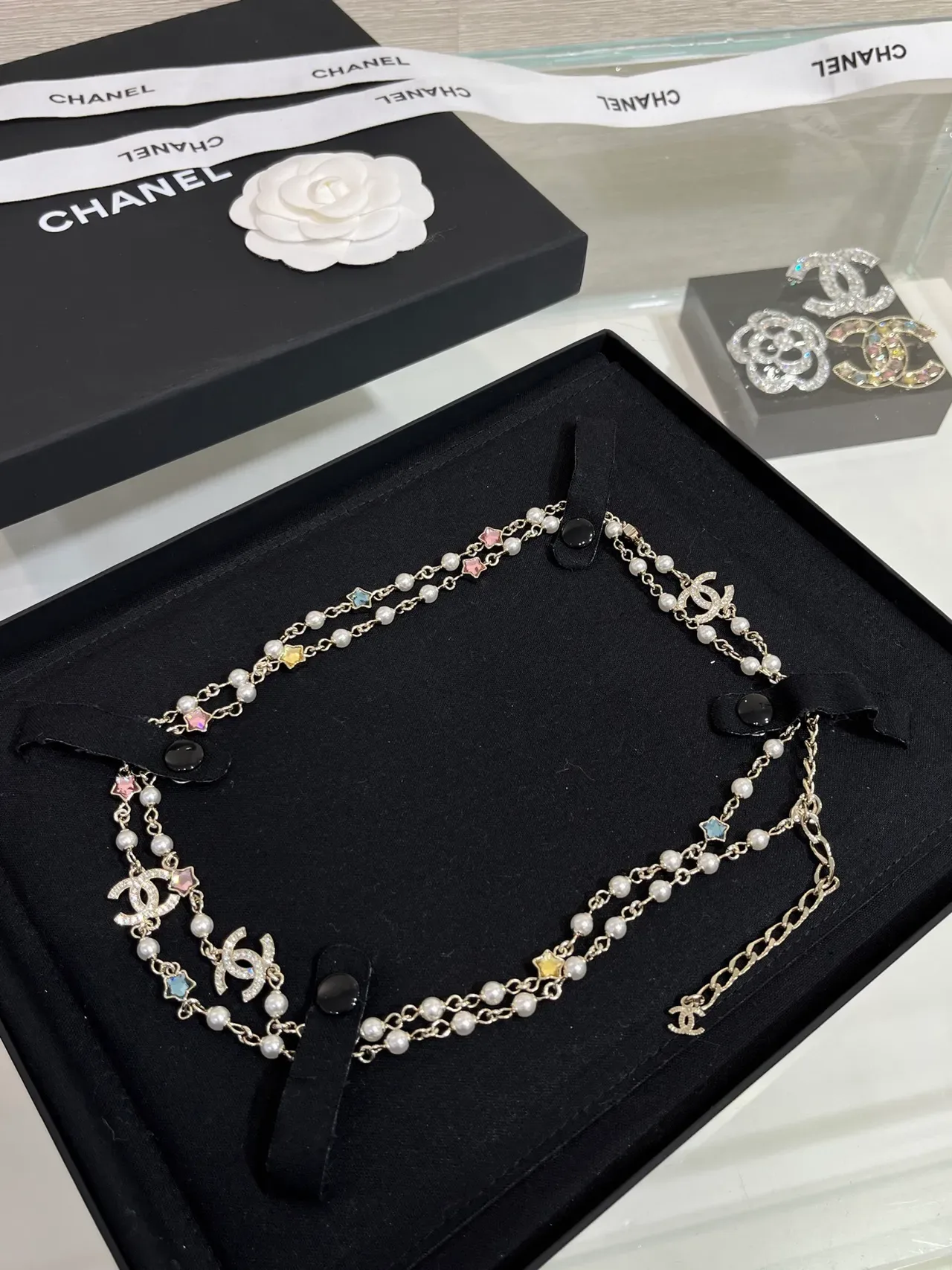 Colar Chanel Beige Gold de pérolas e correntes em camadas com charms de estrelas multicolor 6