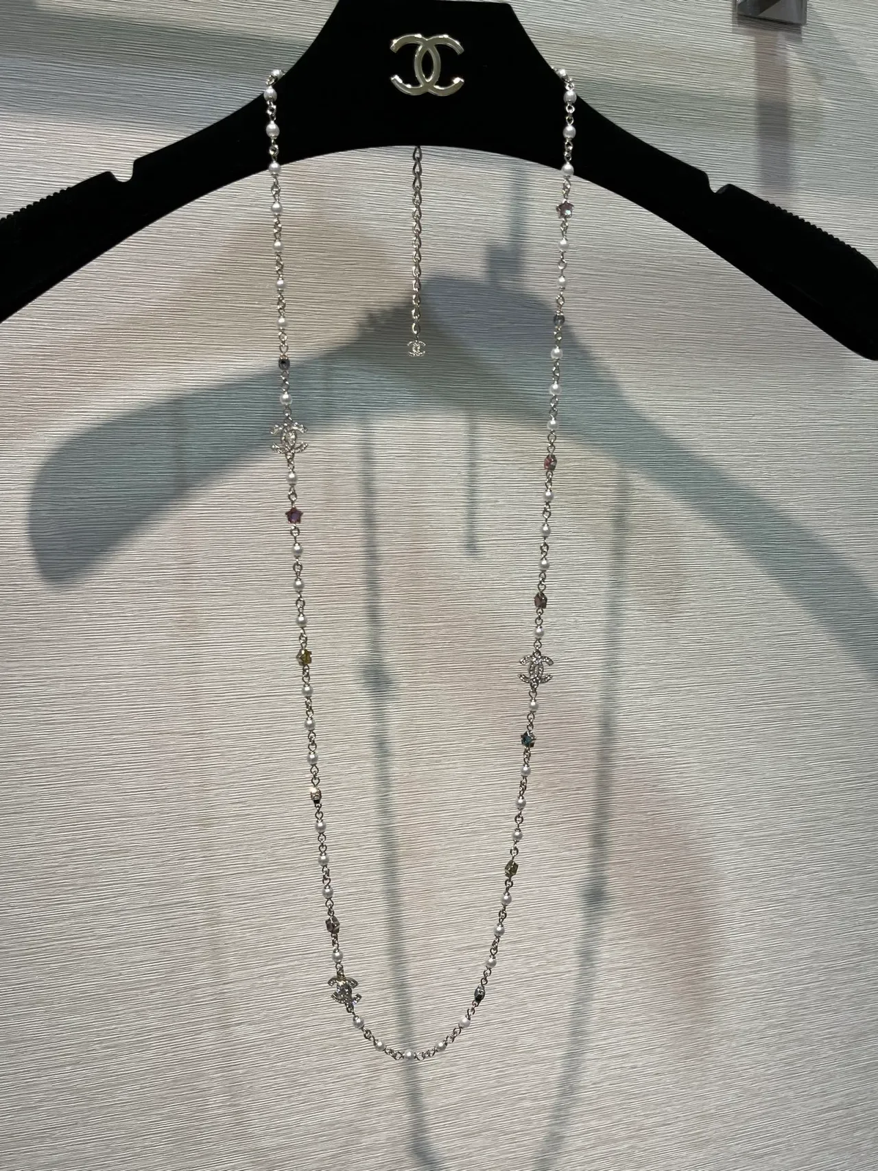 Colar Chanel Beige Gold de pérolas e correntes em camadas com charms de estrelas multicolor 8