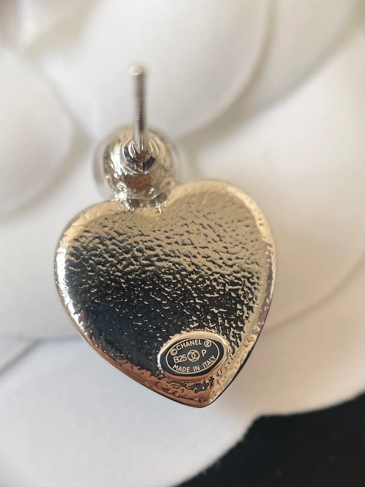 Chanel Bijoux Fantaisie Heart-Shaped Crystal CC Enamel Stud Earrings 3