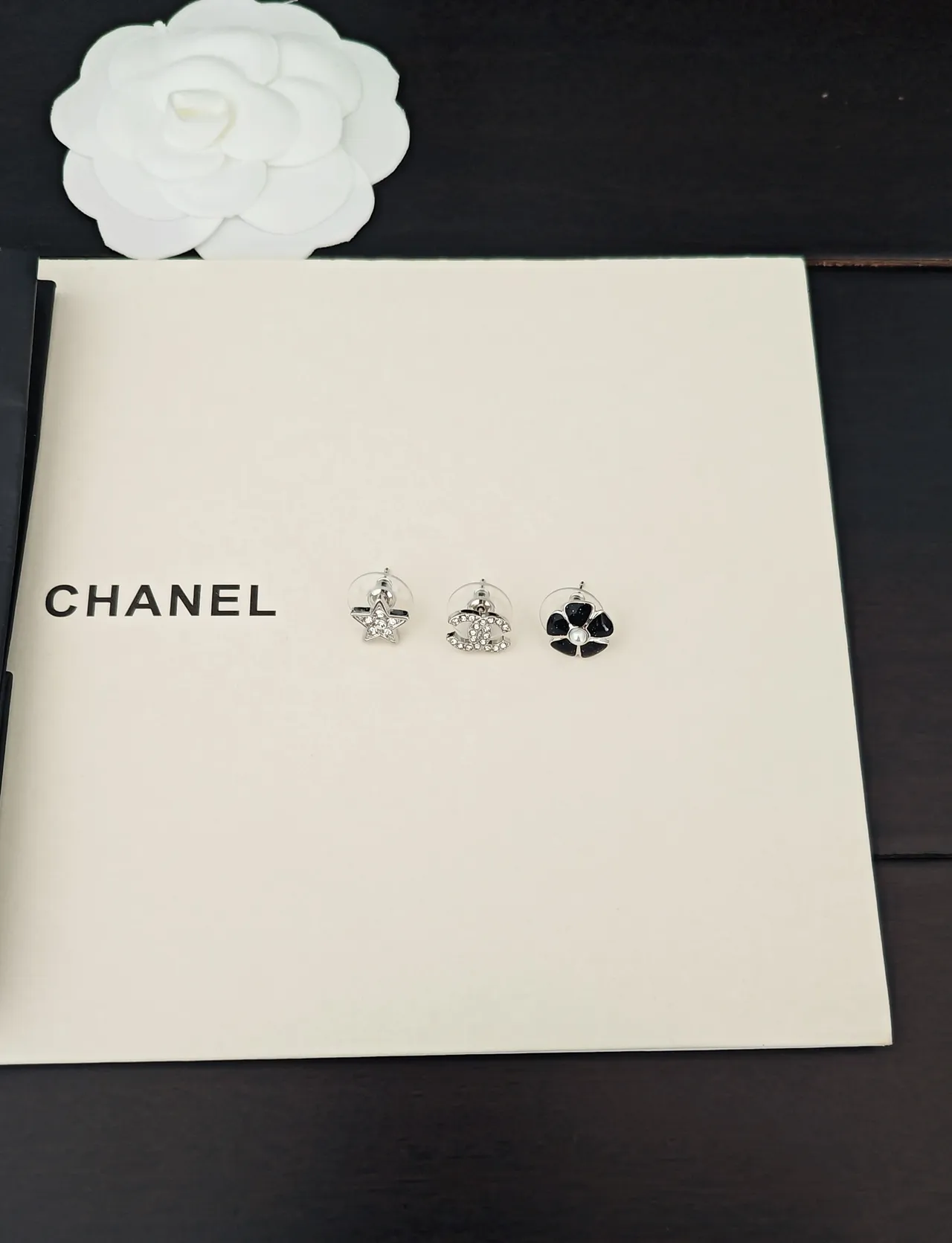 Chanel أقراط أسود فضي بافيه كريستال إنكروستد إيمل 5