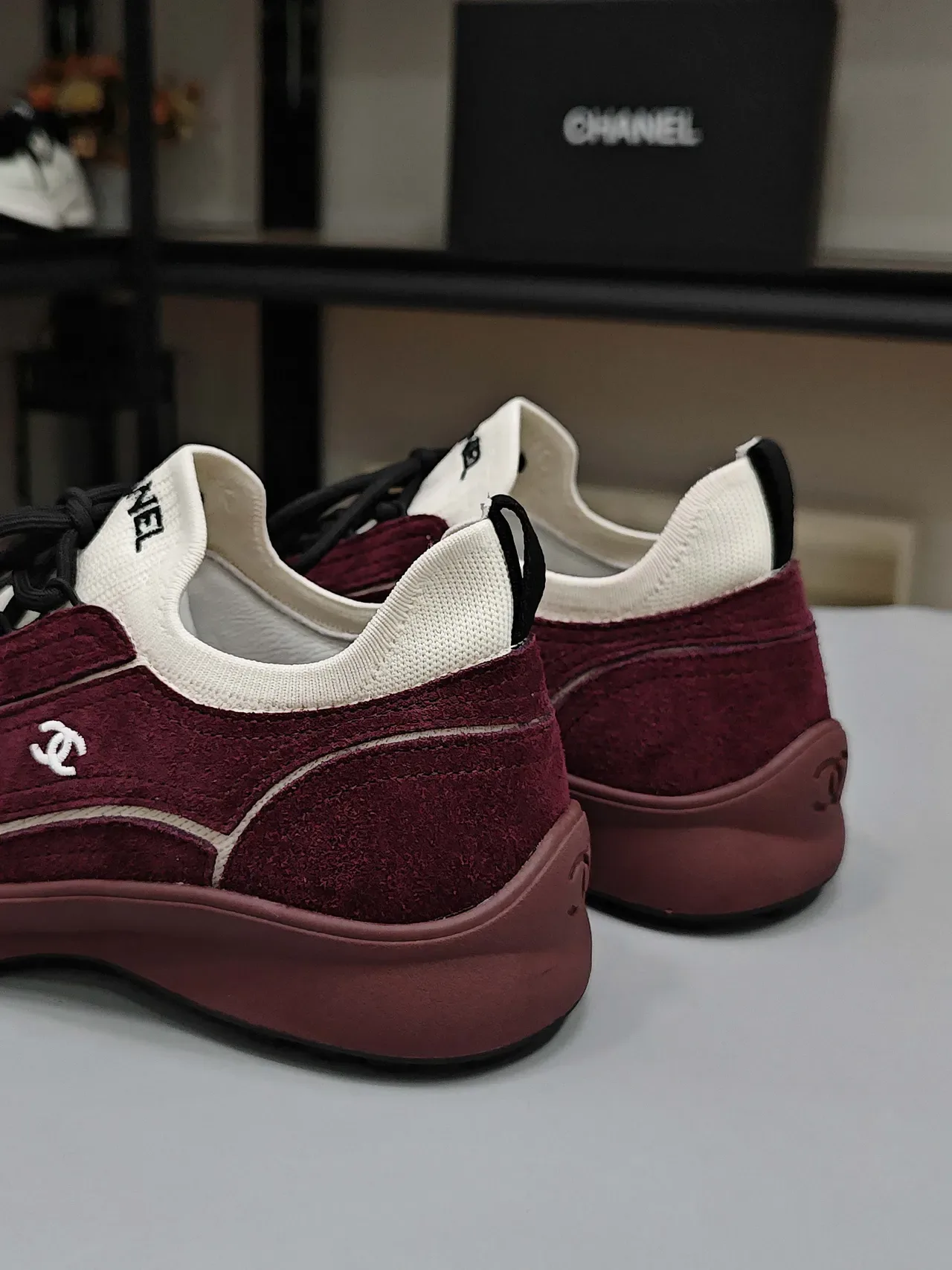 Chanel Bordeaux Blanc Daim Partie Supérieure Col Tricoté Sneakers Style de Vie 3