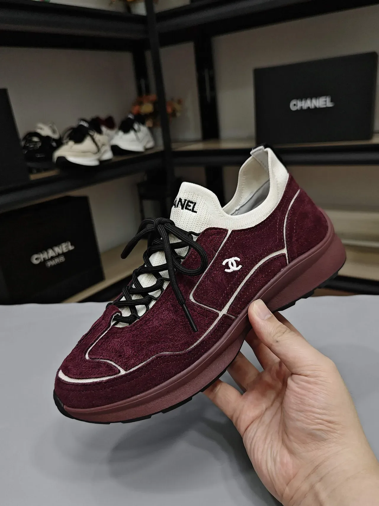 Chanel Bordeaux Blanc Daim Partie Supérieure Col Tricoté Sneakers Style de Vie 4