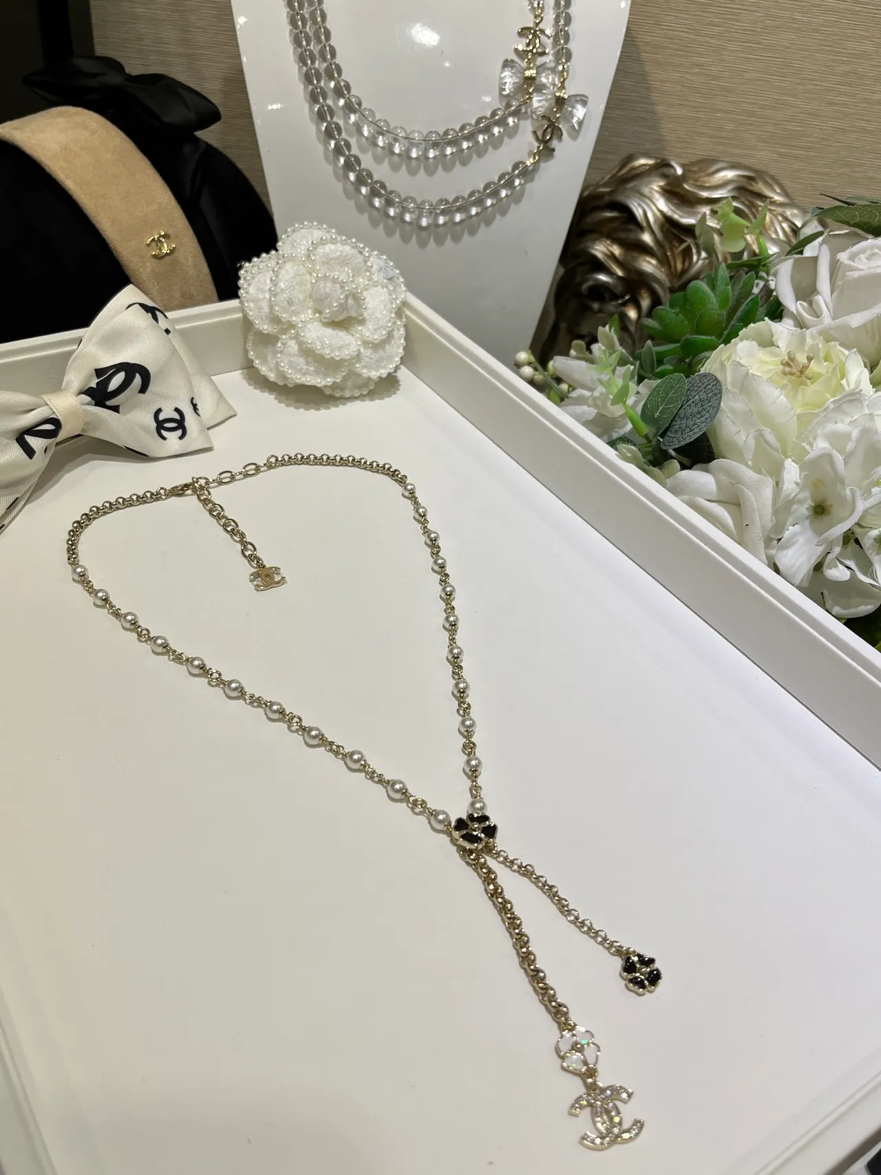 Colar Chanel Camélia de pérolas dourado branco lariat com charms logo CC 2