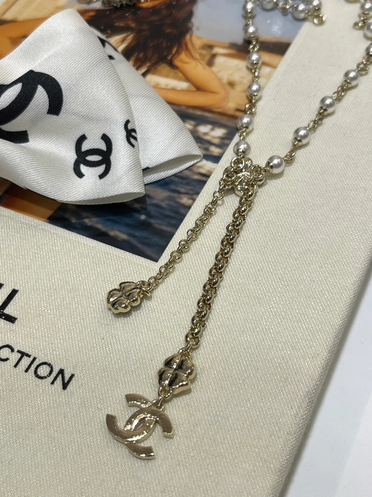 Colar Chanel Camélia de pérolas dourado branco lariat com charms logo CC 3