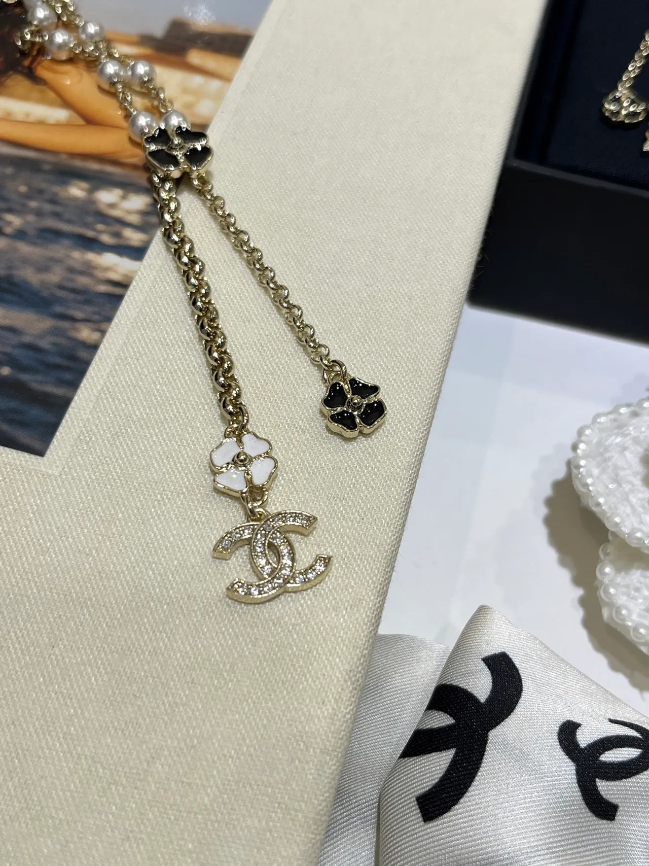 Colar Chanel Camélia de pérolas dourado branco lariat com charms logo CC 4