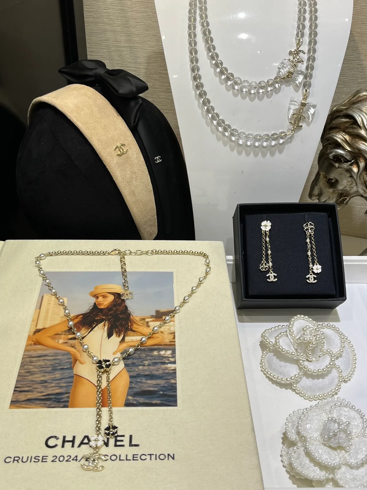 Colar Chanel Camélia de pérolas dourado branco lariat com charms logo CC 6