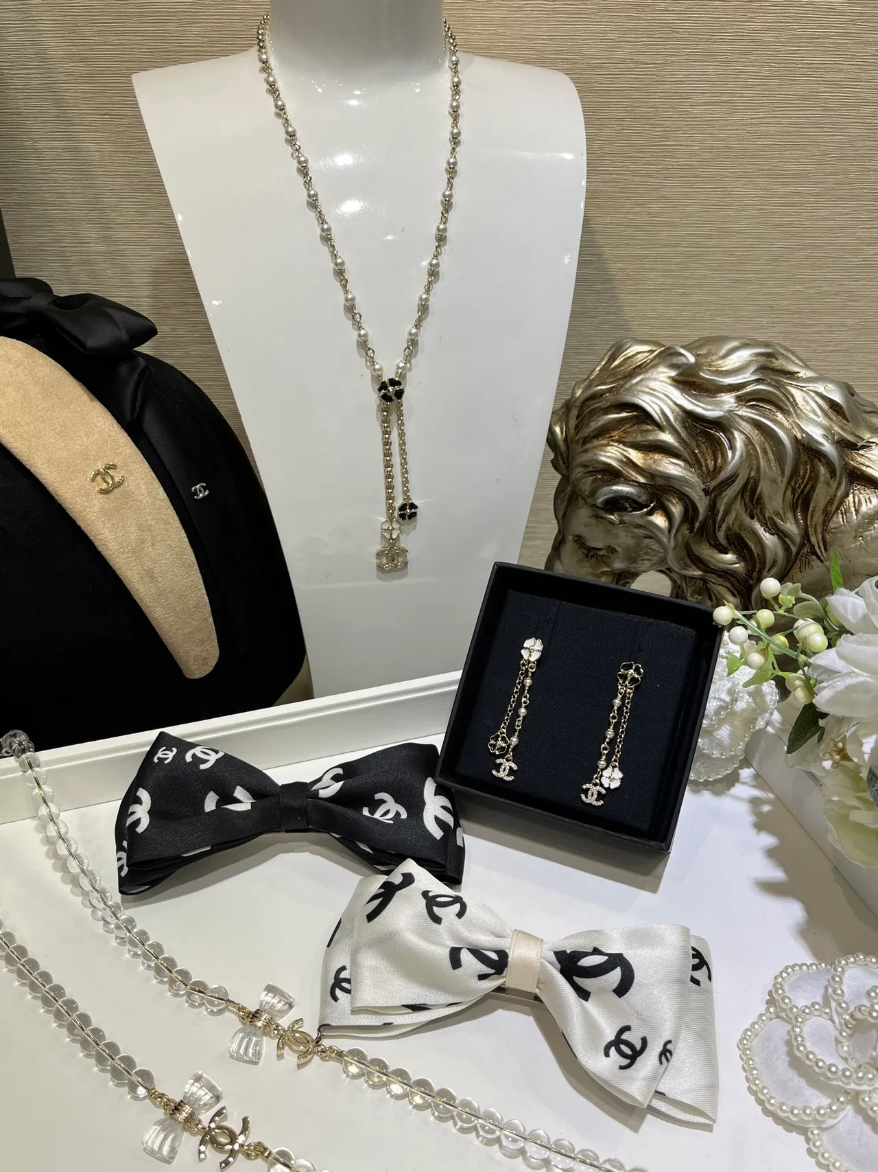 Colar Chanel Camélia de pérolas dourado branco lariat com charms logo CC 7