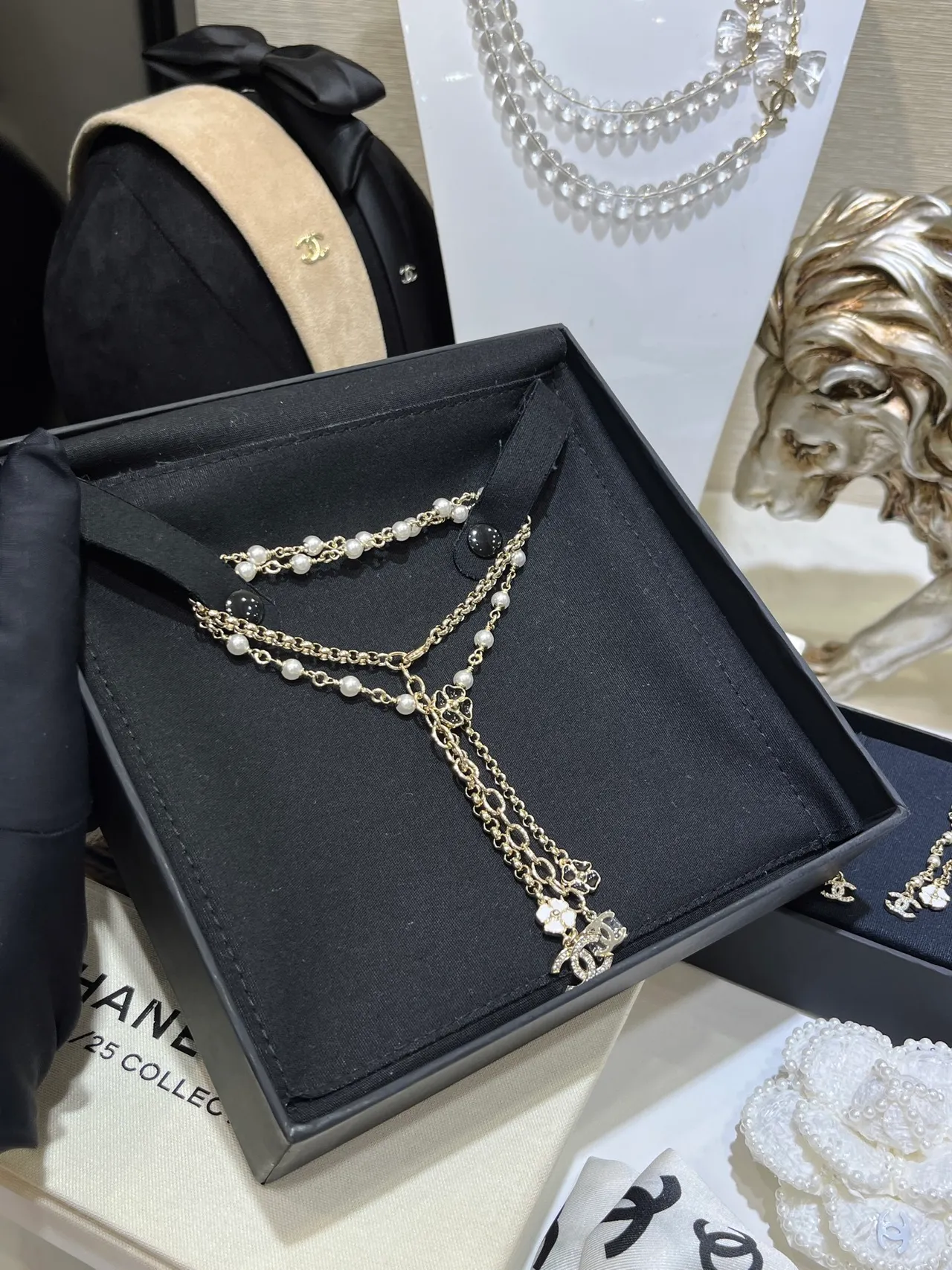 Colar Chanel Camélia de pérolas dourado branco lariat com charms logo CC 8