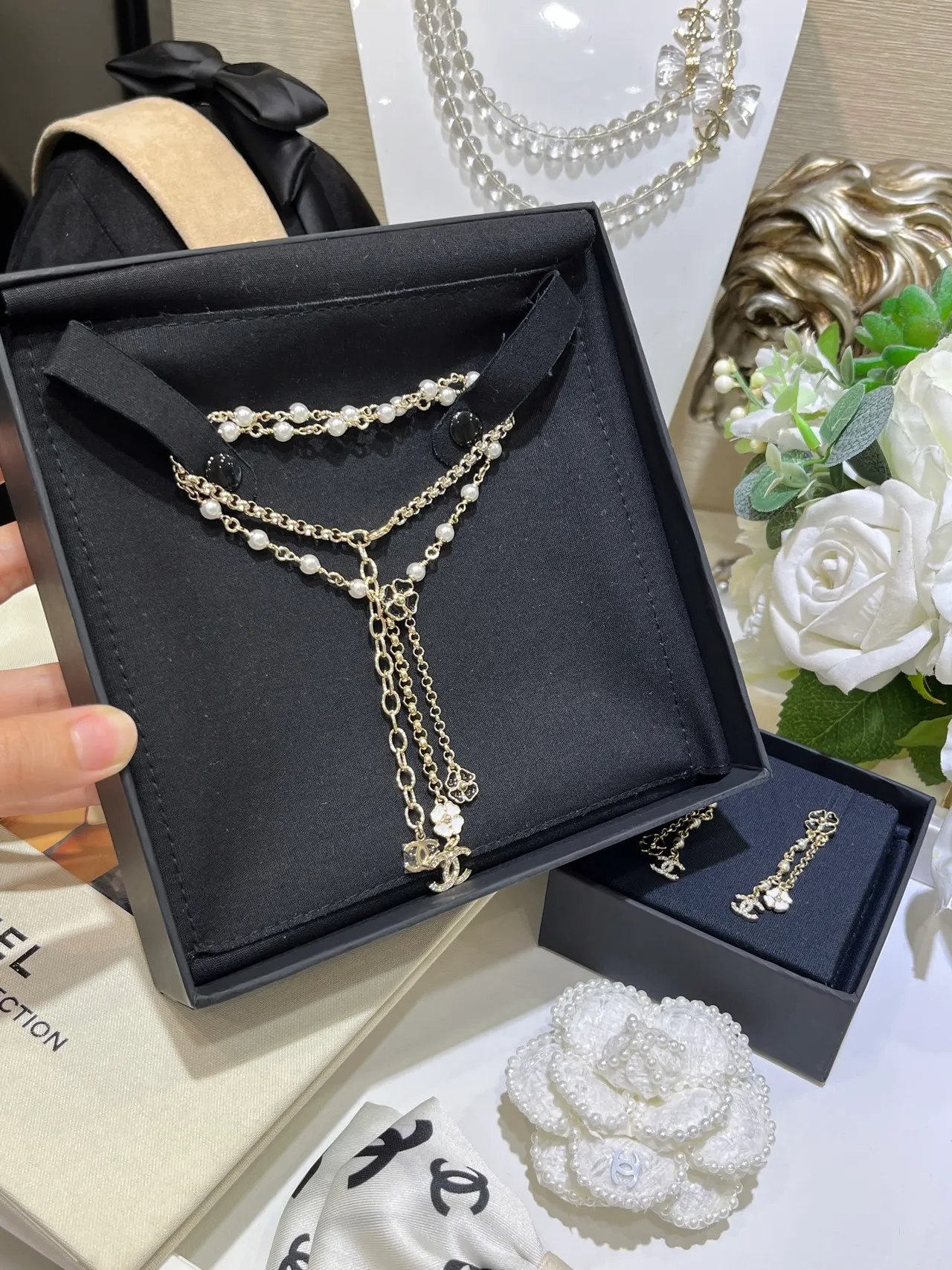 Colar Chanel Camélia de pérolas dourado branco lariat com charms logo CC 9