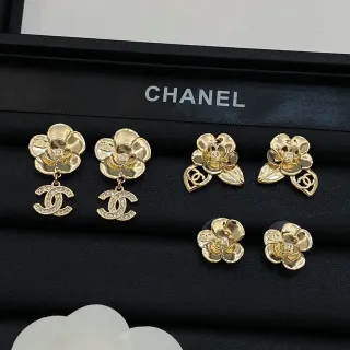 Chanel कैमेलिया फूल गोल्ड टोन क्रिस्टल ईयररिंग्स