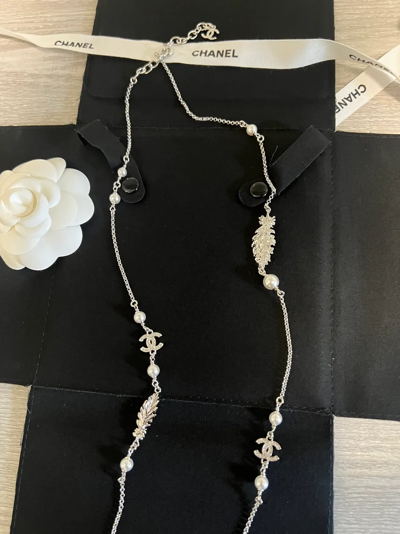 Collier Chanel Camellia Chaîne Argent Blanc avec accents de perle 4
