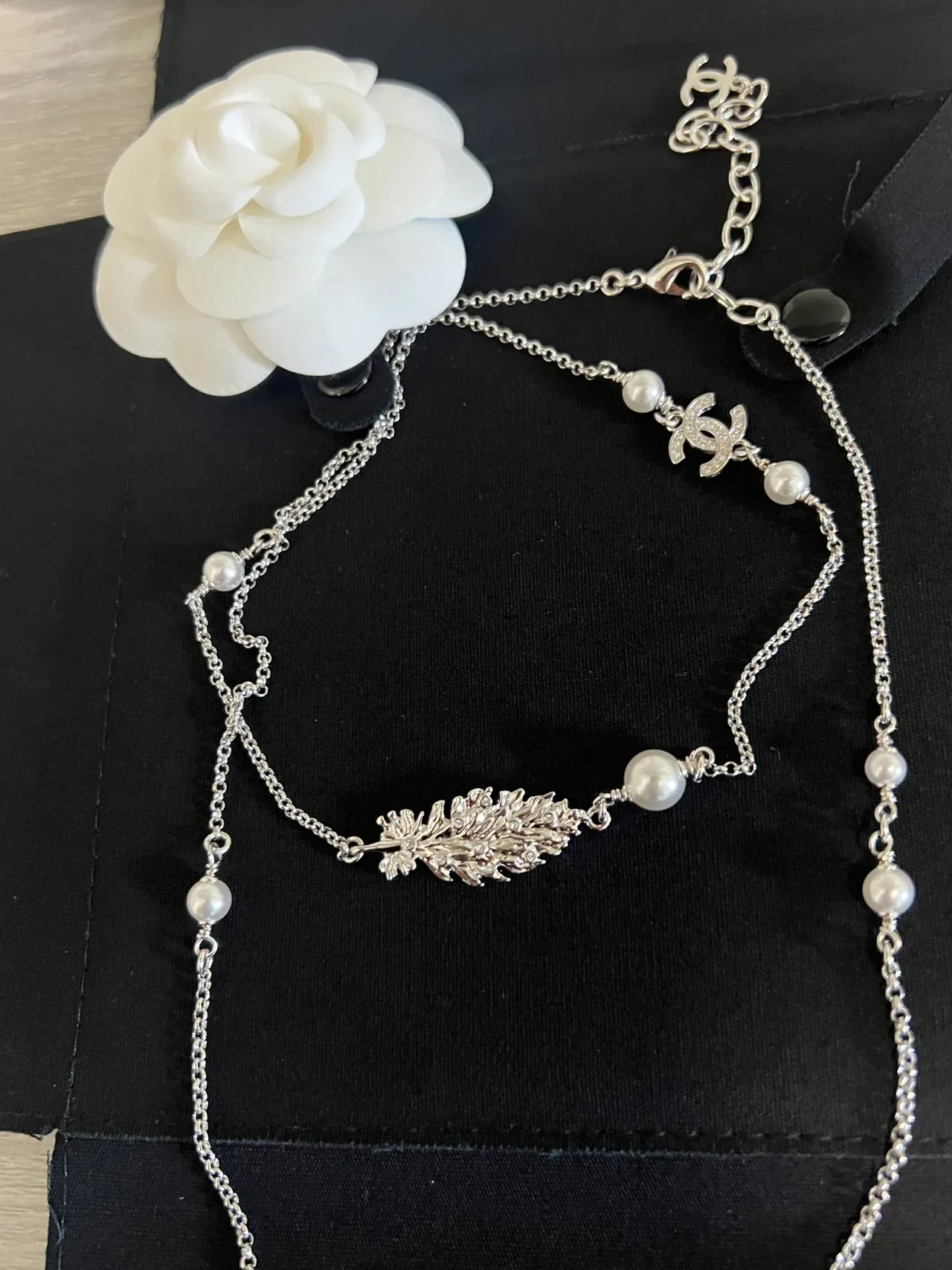 Collier Chanel Camellia Chaîne Argent Blanc avec accents de perle 5