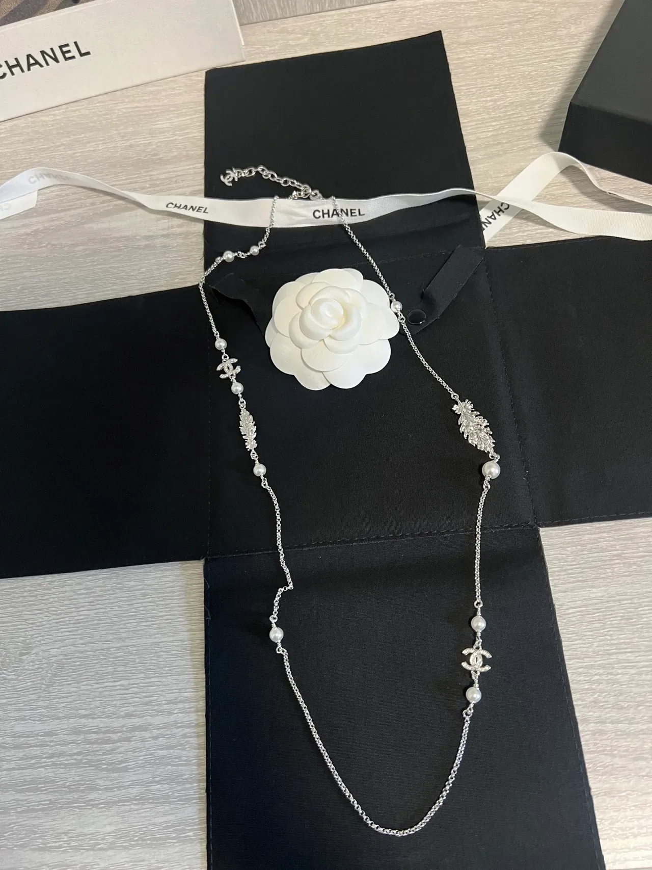 Collier Chanel Camellia Chaîne Argent Blanc avec accents de perle 6