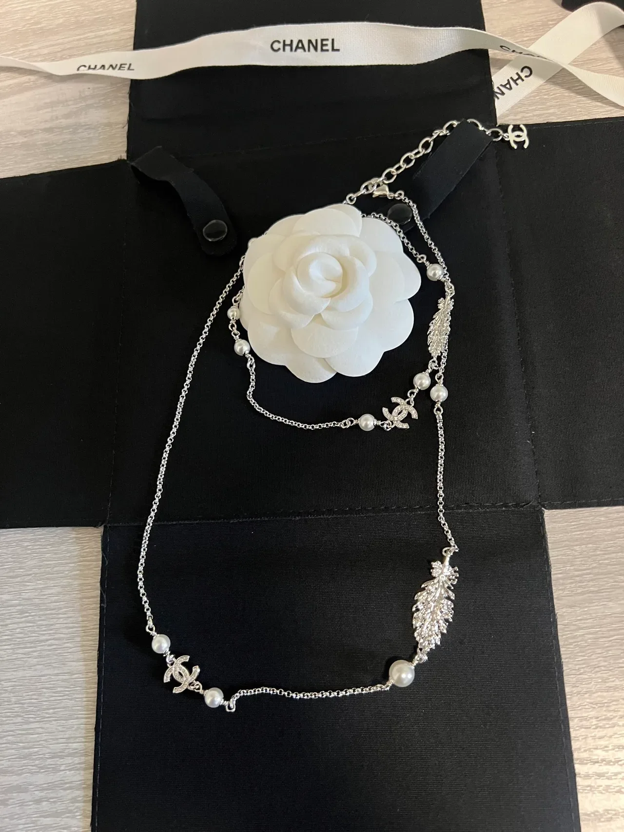 Collier Chanel Camellia Chaîne Argent Blanc avec accents de perle 7
