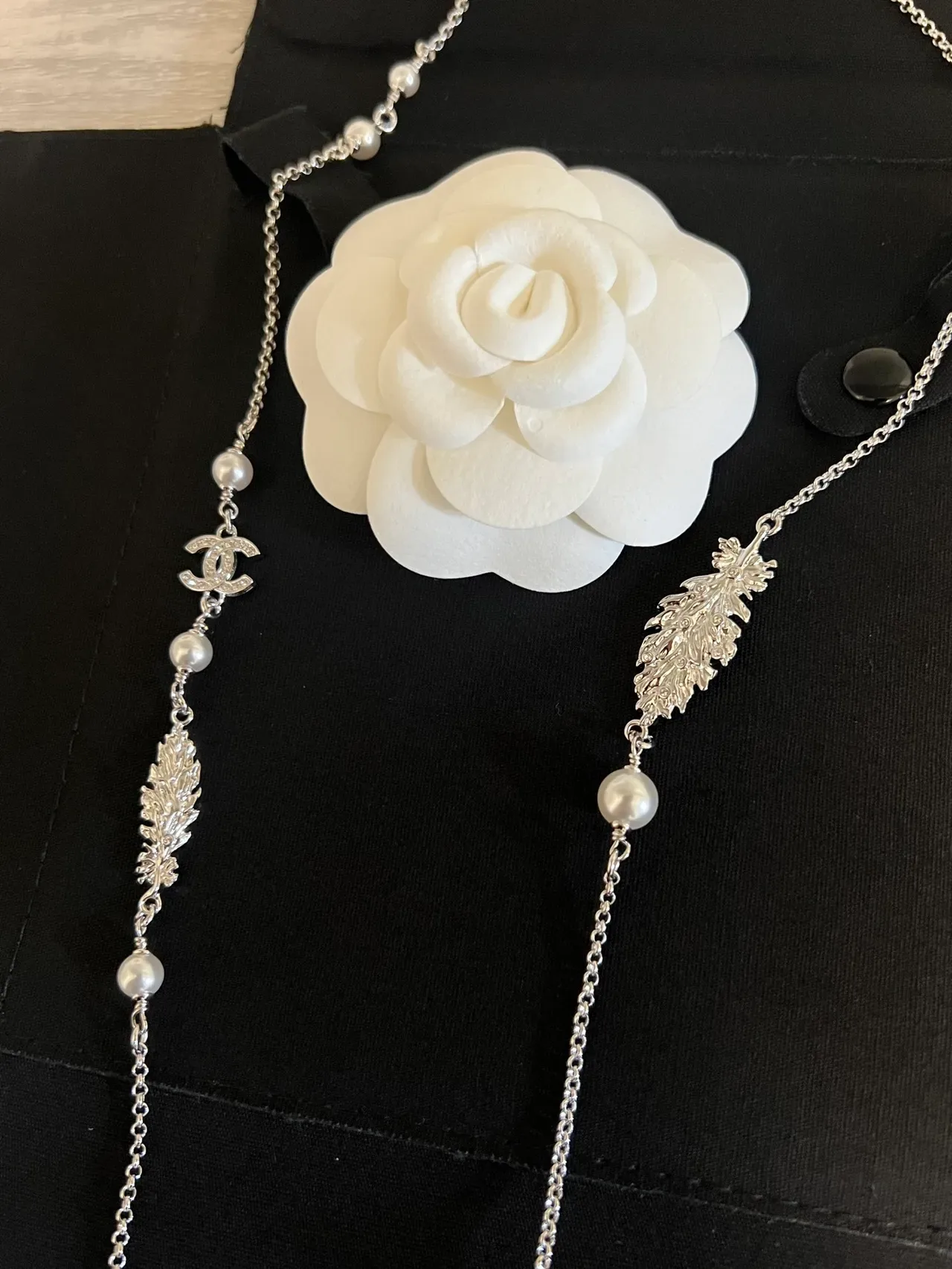 Collier Chanel Camellia Chaîne Argent Blanc avec accents de perle 8