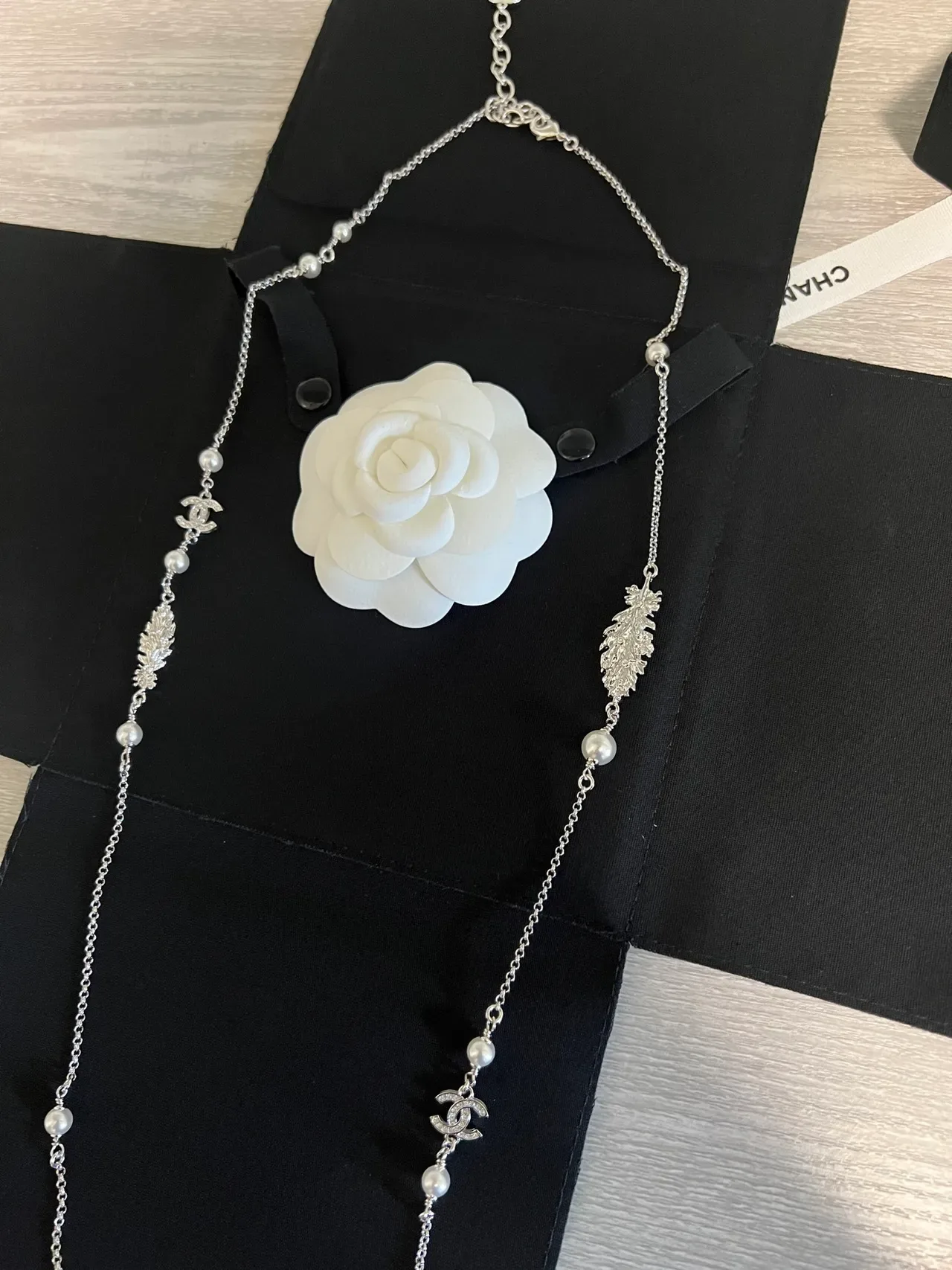 Collier Chanel Camellia Chaîne Argent Blanc avec accents de perle 9