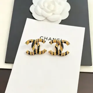 Chanel CC Brooch काले और सोने के एनामेल स्ट्राइप्ड ब्रोचेस