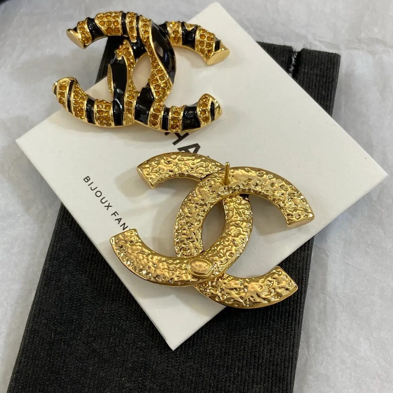 Chanel CC Brooch Noir et Or Émaillé Rayé 2