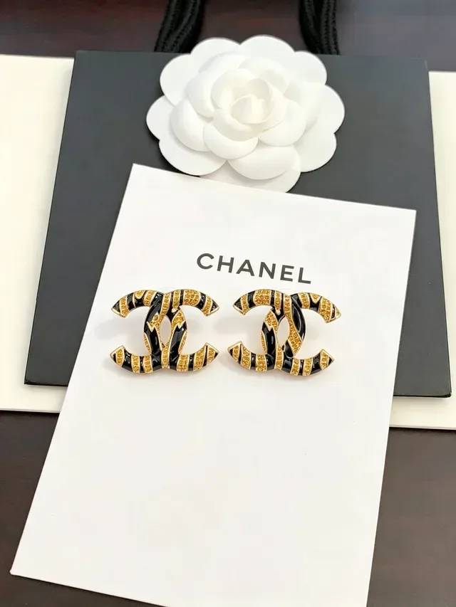 Chanel CC Brooch Noir et Or Émaillé Rayé 4