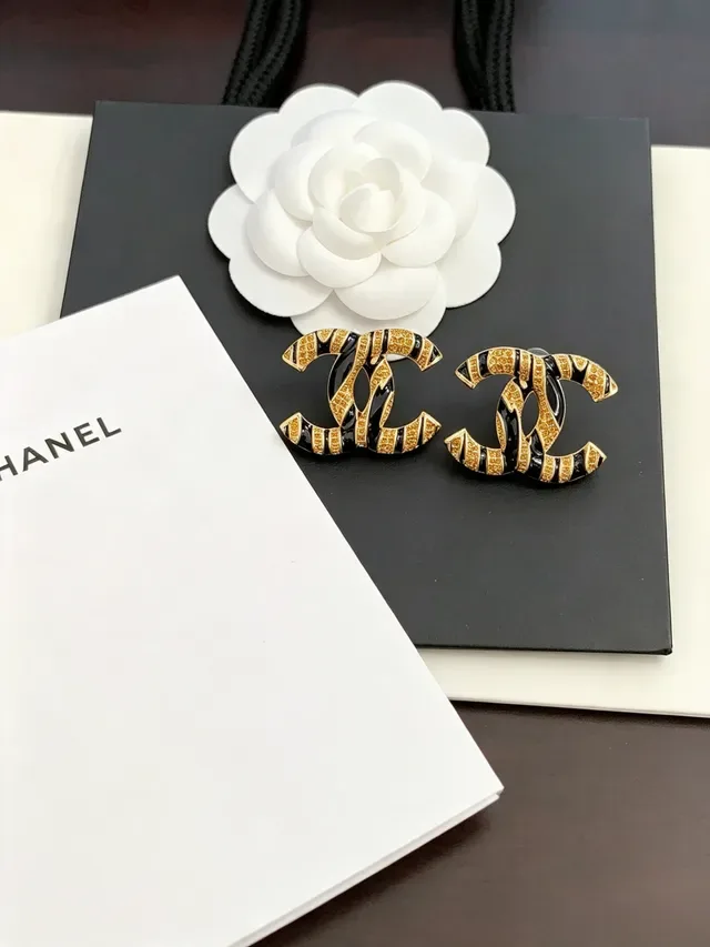 Chanel CC Brooch Noir et Or Émaillé Rayé 5