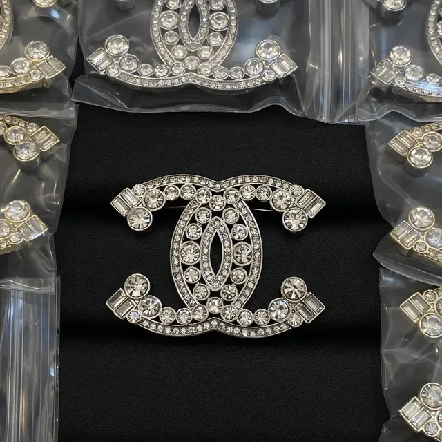 Chanel CC broche dourado com cristais incrustados 2