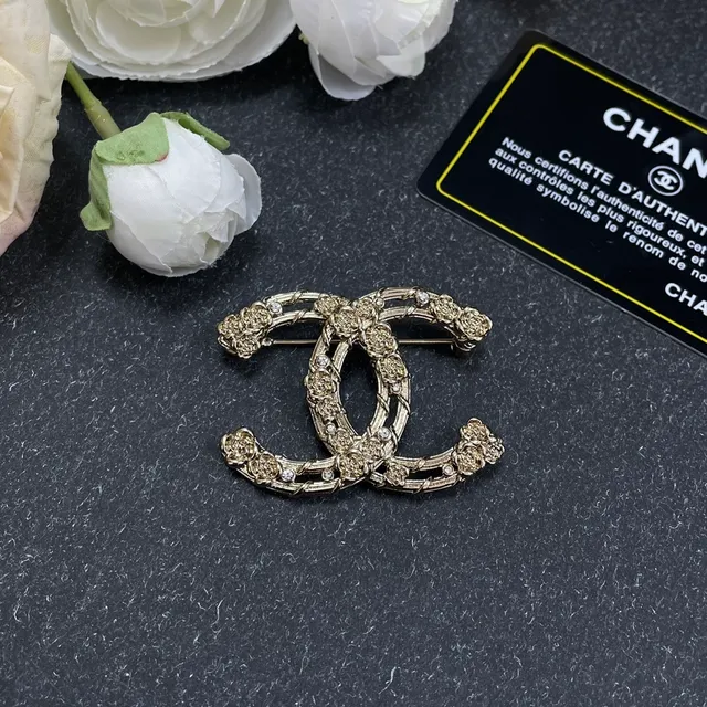 Chanel CC بروش ذهبي زهوري كريستال مزين 2