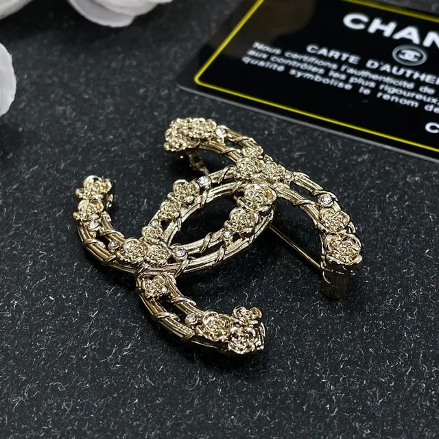 Chanel CC بروش ذهبي زهوري كريستال مزين 3