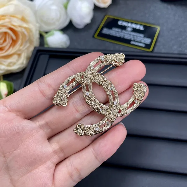 Chanel CC بروش ذهبي زهوري كريستال مزين 4