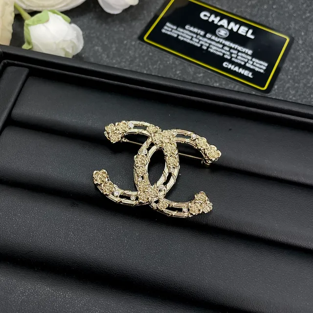 Chanel CC بروش ذهبي زهوري كريستال مزين 5