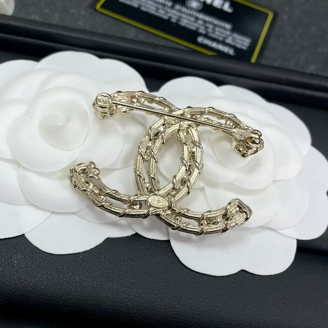 Chanel CC بروش ذهبي زهوري كريستال مزين 6