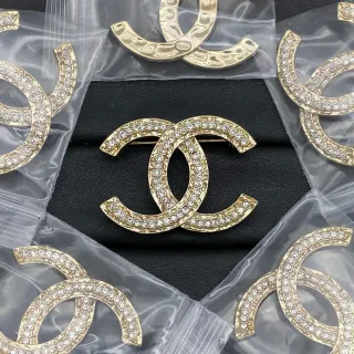 Chanel CC Broche Martillado Dorado Pavé Cristal Broches