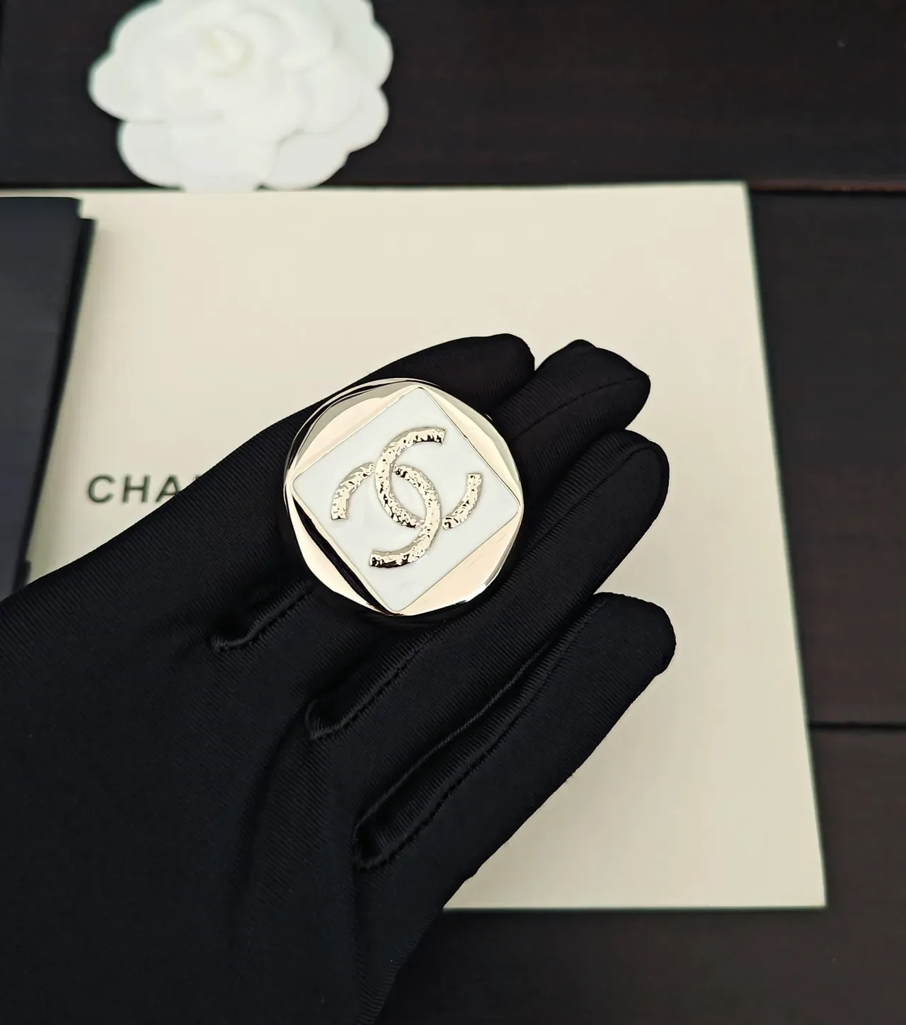 Broche Chanel CC Blanc Argent Émaillé Faceté Métallique 2