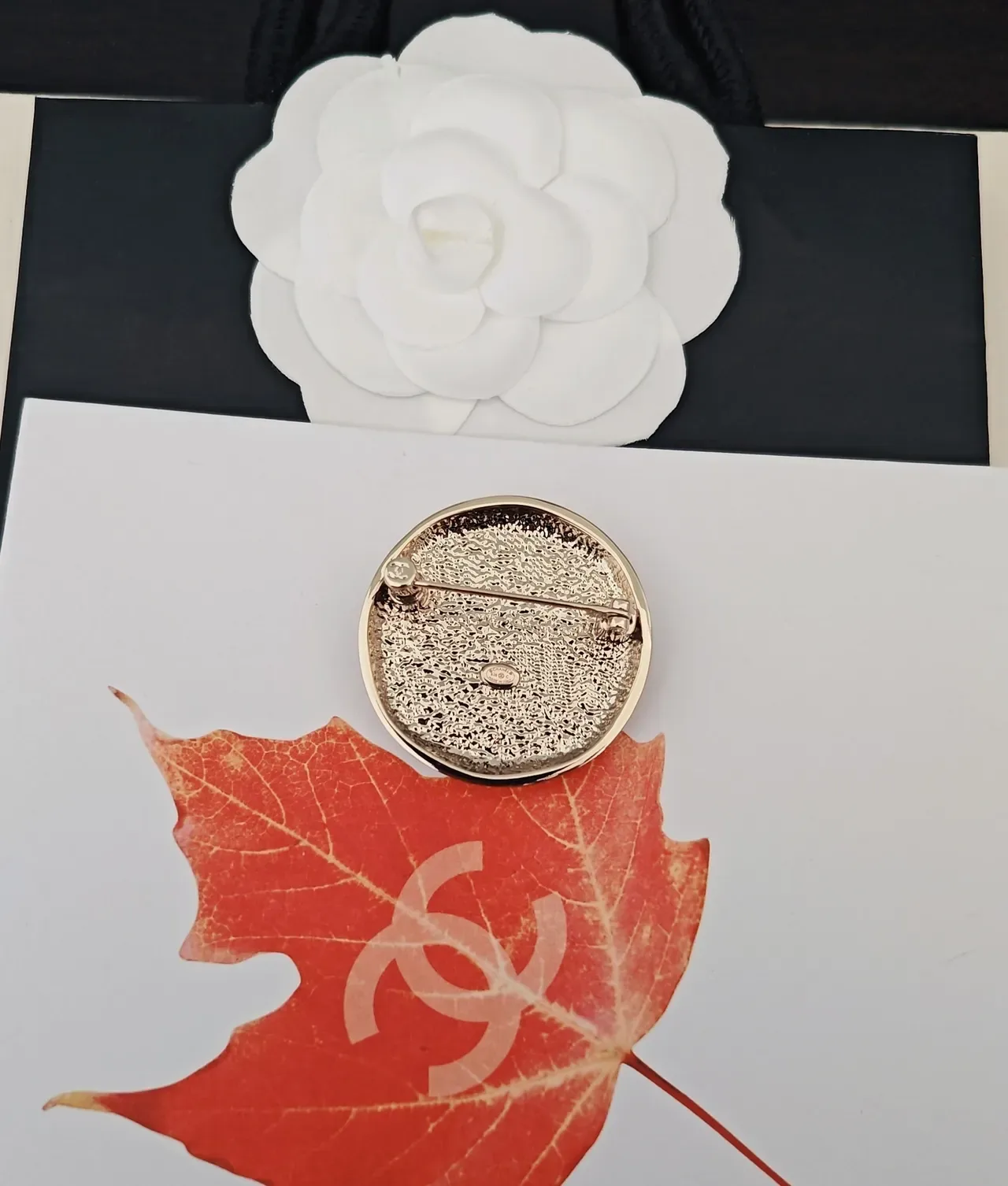Broche Chanel CC Blanc Argent Émaillé Faceté Métallique 3