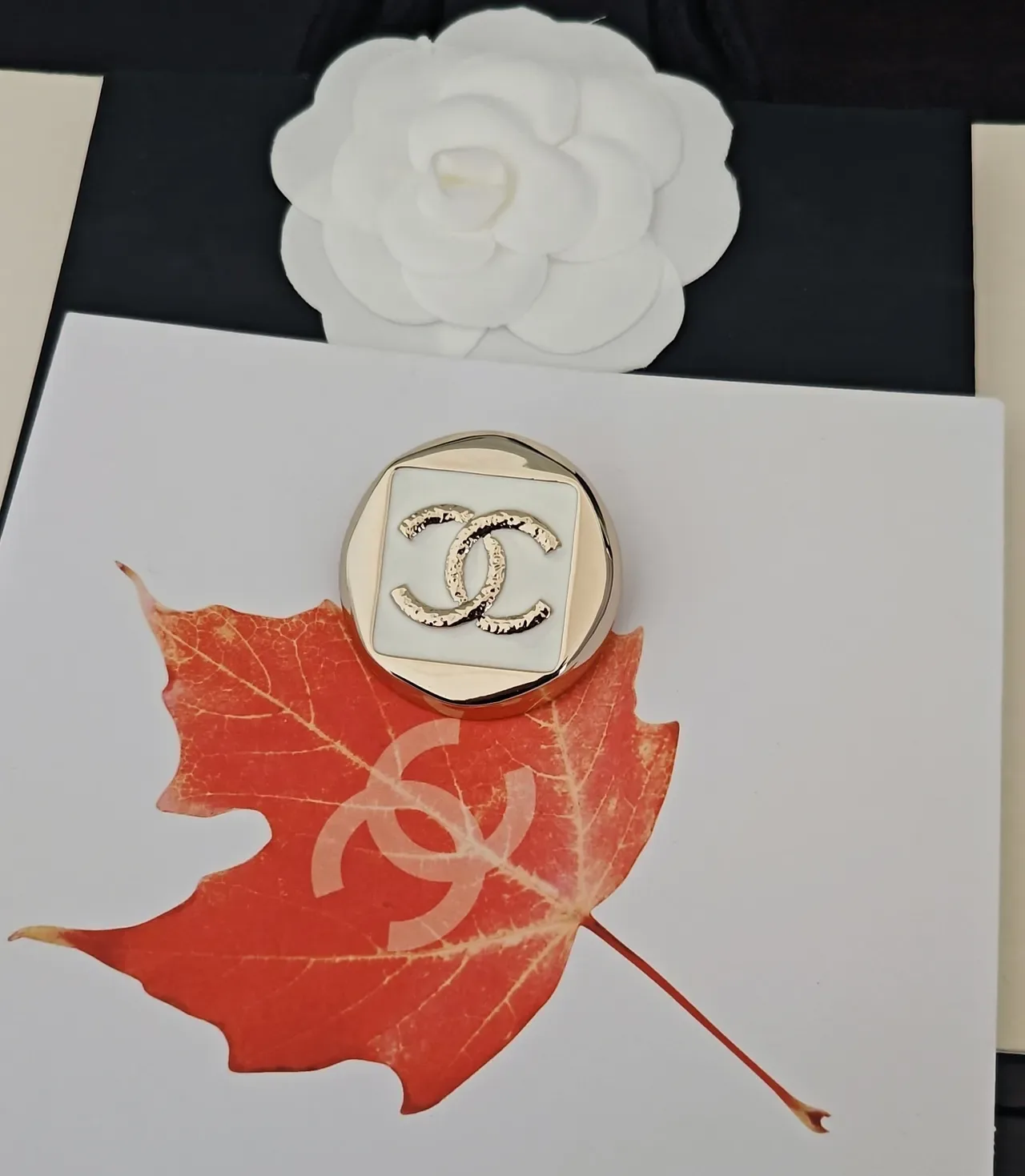 Broche Chanel CC Blanc Argent Émaillé Faceté Métallique 4