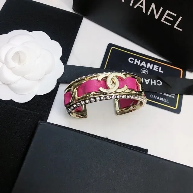 Chanel CC Cuff Bracelet en Cuir Rose et Cristal Doré 2