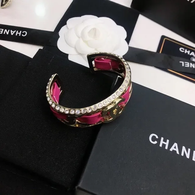 Chanel CC Cuff Bracelet en Cuir Rose et Cristal Doré 3