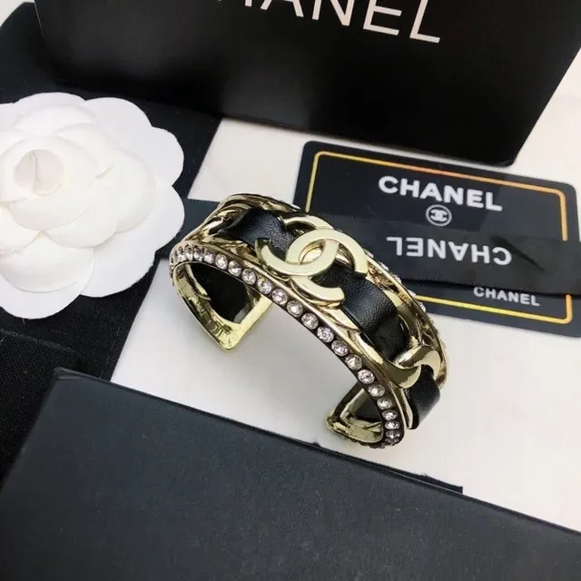 Chanel CC Cuff Bracelet en Cuir Rose et Cristal Doré 4