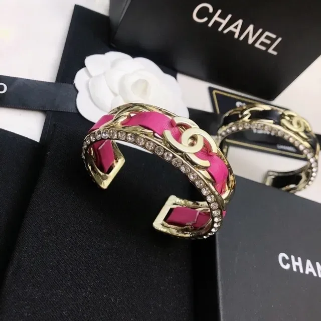 Chanel CC Cuff Bracelet en Cuir Rose et Cristal Doré 5