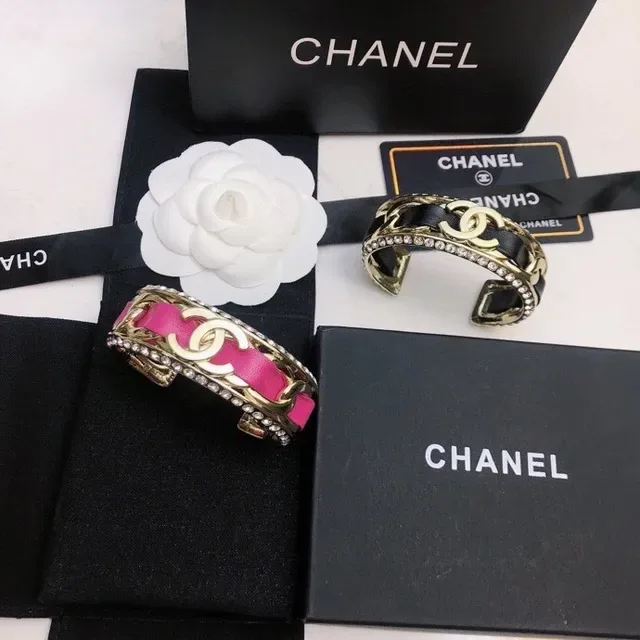 Chanel CC Cuff Bracelet en Cuir Rose et Cristal Doré 6