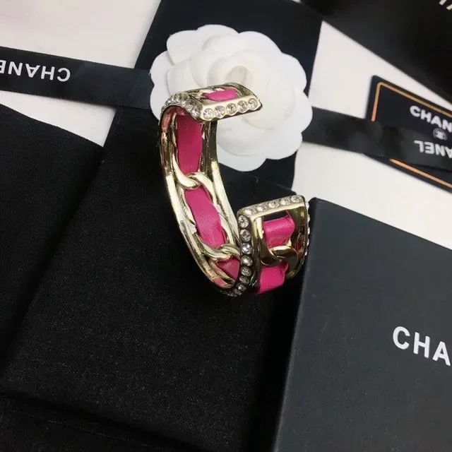 Chanel CC Cuff Bracelet en Cuir Rose et Cristal Doré 7